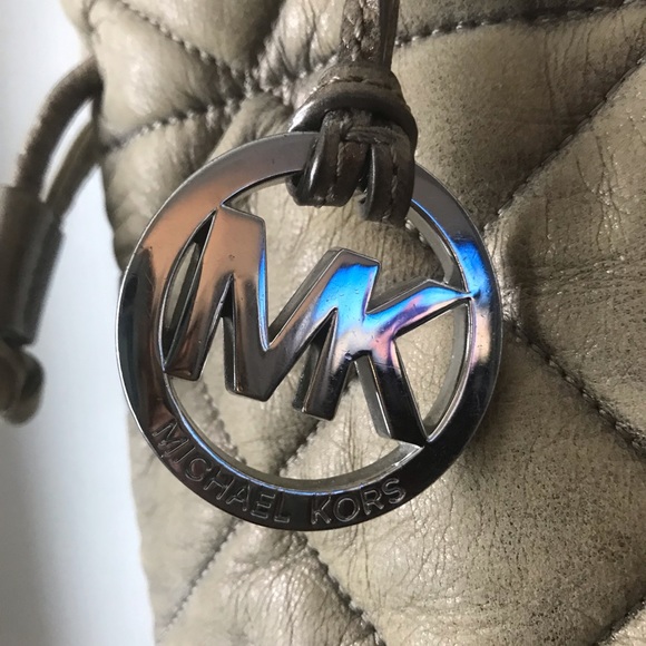 MICHAEL KORS QUILTED BRONZE DISTRESSED SHOULDER BAG AND MATCHING ZIPPERED WALLET - Picture 9 of 12